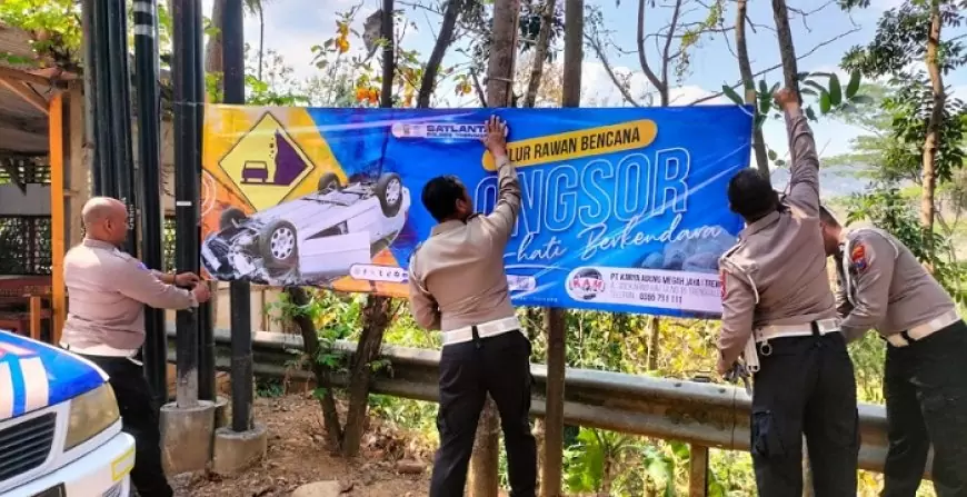 Tingkatkan Keselamatan, Satlantas Polres Trenggalek Pasang Spanduk Peringatan di Jalur Rawan Longsor