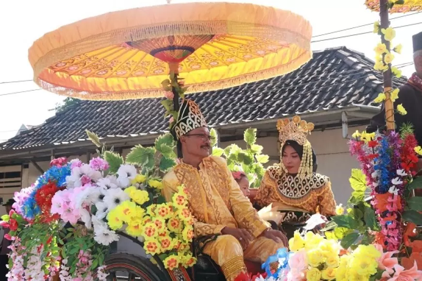 Meriahkan Karnaval Budaya Nusantara Kades Domas bersama Anggota DPRD Gresik Naik Kereta Kencana 