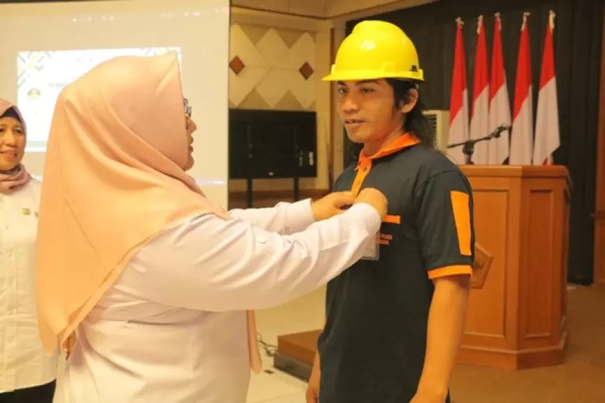 Wabup Gresik Gresik Pembekalan dan Uji Kompetensi Kerja Tukang Bangunan