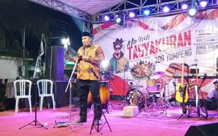 Ribuan Warga Makan 300 Nasi Tumpeng Gratis