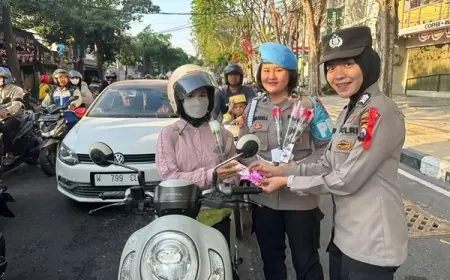 Edukasi Tertib Lalu Lintas, Srikandi Bhayangkara Polres Gresik Tebar Senyuman dan Bagi Cokelat