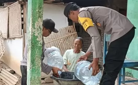 Atasi Kekeringan Esktrem, Polres Trenggalek Suplay Air Bersih ke Rumah Warga