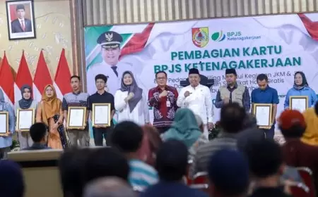 Bagikan Ratusan Kartu BPJS pada 833 Pedagang Keliling dan Sertifikat Halal 