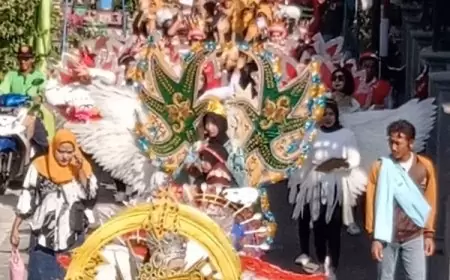 Para peserta karnaval saat kirab di sambut antusias warga. (Fahrudin/afederasi.com) 