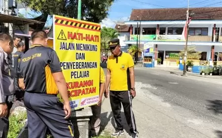 Antisipasi Kecelakaan di Libur Panjang, Polsek Gandusari Pasang Papan Imbauan di Titik Strategis