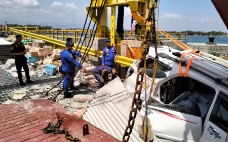 Truck Alami Rem Blong, Mobil Toyota Ruch Hampir Terjatuh Kelaut