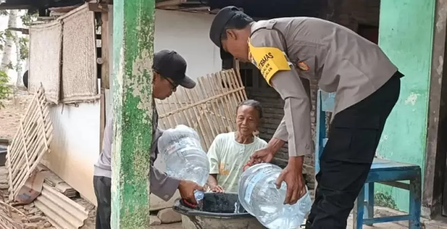 Atasi Kekeringan Esktrem, Polres Trenggalek Suplay Air Bersih ke Rumah Warga