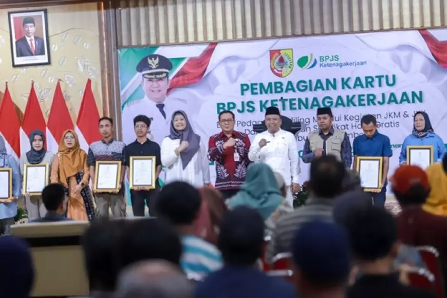 Bagikan Ratusan Kartu BPJS pada 833 Pedagang Keliling dan Sertifikat Halal 
