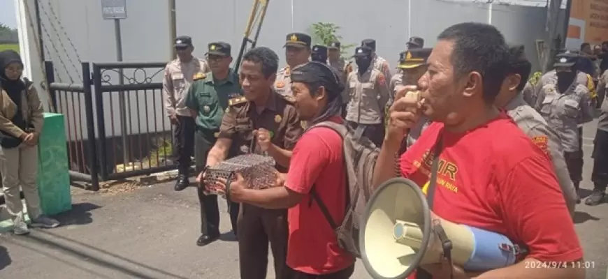 Demo Tuntut Kejari Kabupaten Madiun Bersih Praktek Pungli, Buruh Beri Hadiah Tikus 