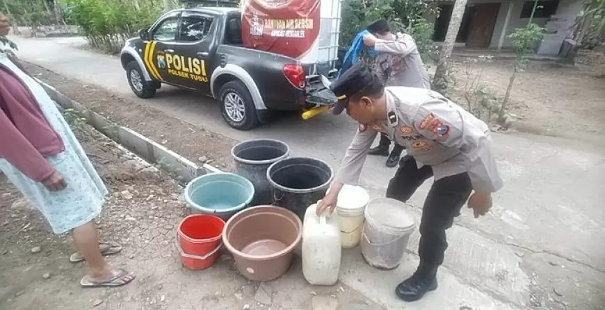 Polres Trenggalek Kirim Bantuan Air Bersih untuk Warga Dermosari di Tengah Kekeringan Ekstrem