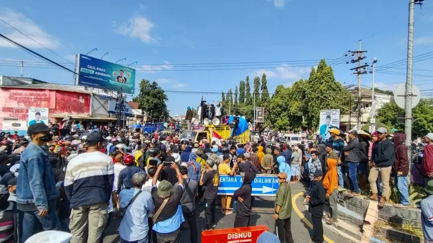 Ricuh, Ribuan Massa Turun Jalan Minta KPK Segera Tangkap Bupati