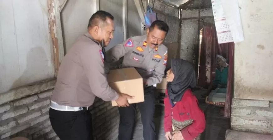 Peduli Warga, Satlantas Trenggalek Bagikan Puluhan Paket Sembako Sambut Hari Lalu Lintas Bhayangkara
