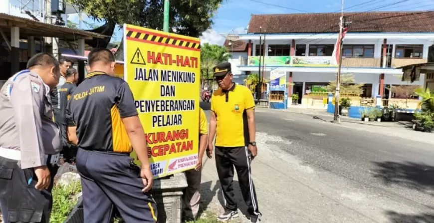 Antisipasi Kecelakaan di Libur Panjang, Polsek Gandusari Pasang Papan Imbauan di Titik Strategis