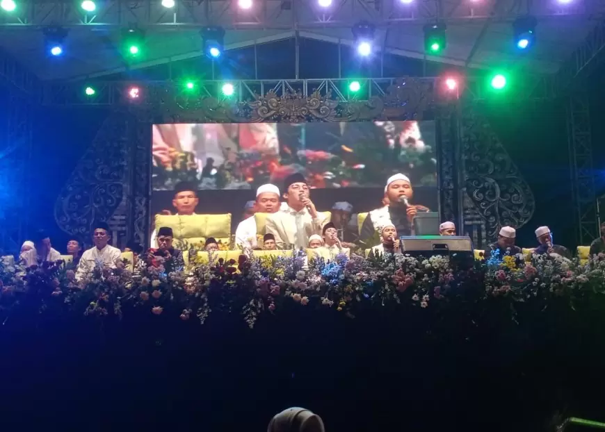 Sambut Maulid Nabi, Pemdes Menunggal, Hadirkan Gus Azmi Sholawat Bersama Ribuan Jama'ah