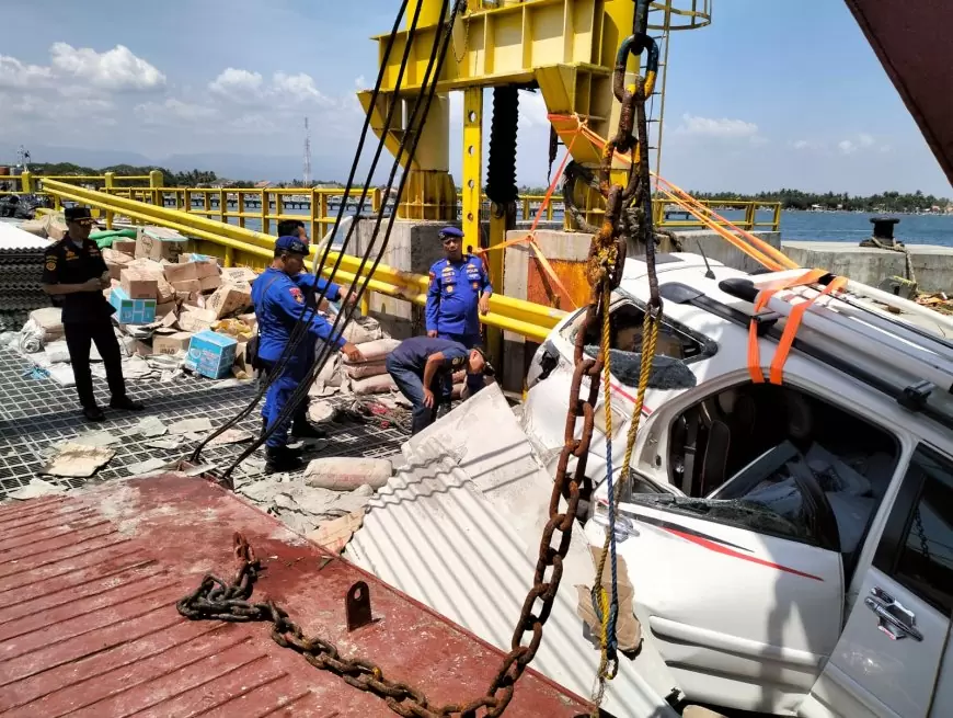 Truck Alami Rem Blong, Mobil Toyota Ruch Hampir Terjatuh Kelaut