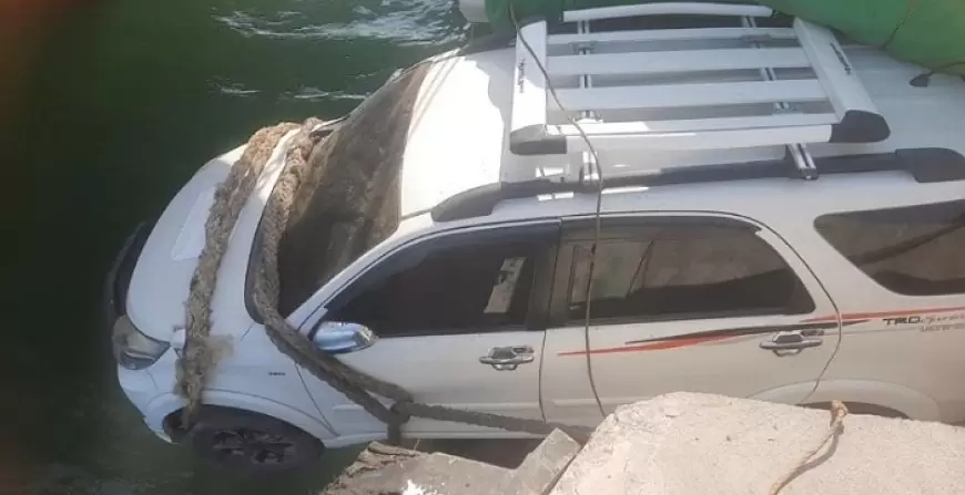 Truk Fuso Tabrak Minibus di Pelabuhan ASDP Situbondo, Nyaris Jatuh ke Laut