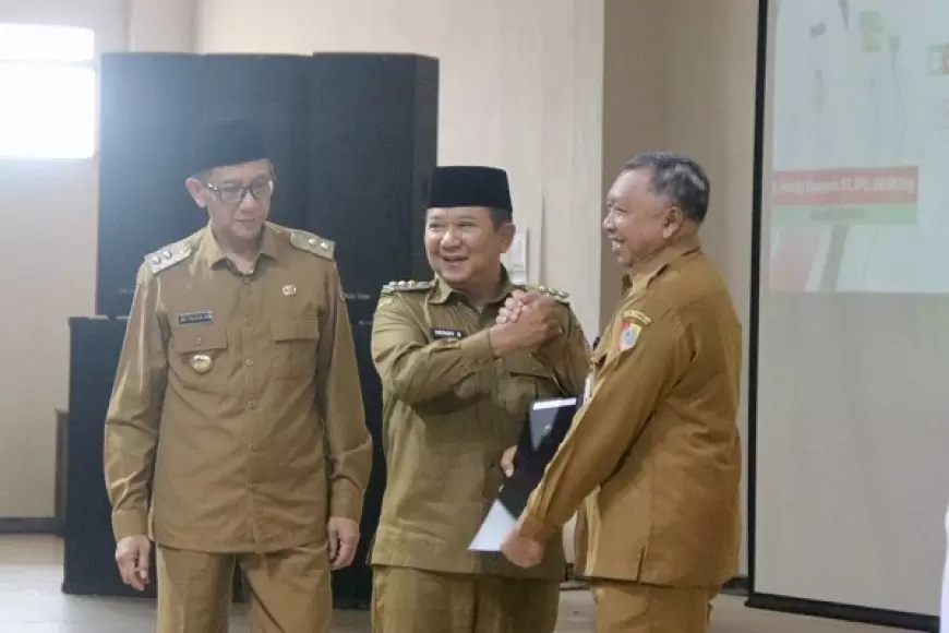 Bupati Hendy Serahkan SK Kenaikan Pangkat Periode Oktober 