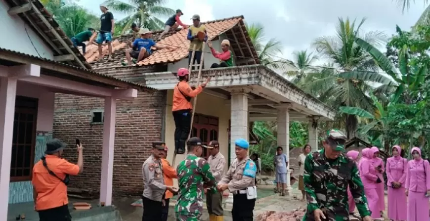 Enam Rumah di Trenggalek Rusak, Diterjang Angin Puting Beliung