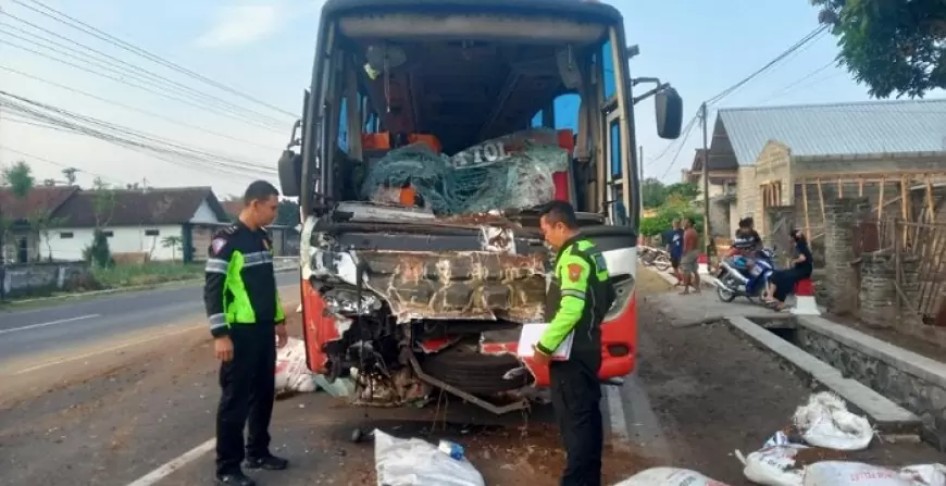 Kecelakaan Bus dan Truk di Tulungagung, Sopir Bus Alami Luka Serius