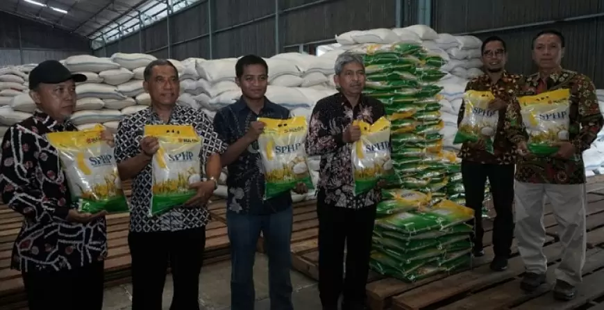 Tinjau Gudang Bulog, Sekda Edy Soepriyanto : Stok Beras Trenggalek Aman hingga Akhir Tahun