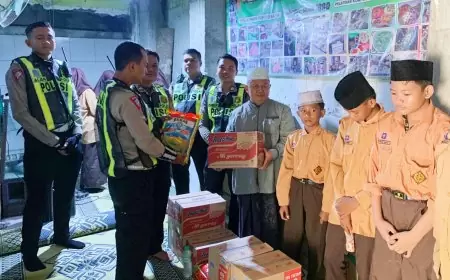 Satlantas Polres Gresik Jumat Berkah, Berbagi Paket Sembako di Pondok Pesantren