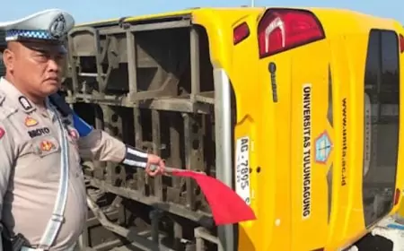 Diduga Rem Blong, Bus Rombongan Guru Asal Tulungagung Laka di Tol Sumo, Satu Penumpang Meninggal