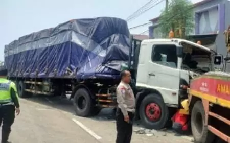 Tragis,  Mobil Satu Keluarga Tabrakan Dengan 2 Truk, Seorang Balita Meninggal Dunia 