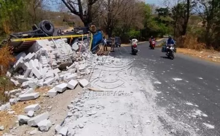 Rem Blong, Truk Bermuatan Batu Bata Terguling di Situbondo