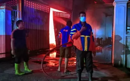 Bengkel dan Toko Sperepart Mobil Hangus di Lalap Sejago Merah