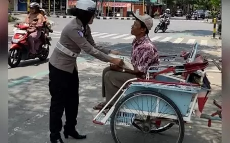Satlantas Polres Trenggalek Selipkan Kegiatan Sosial di Tengah Operasi Zebra 2024, Bagikan Bantuan Sembako