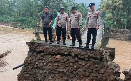 Jembatan Desa Tawing Trenggalek Putus Diterjang Banjir, Akses ke Gunung Kembar Terputus Total