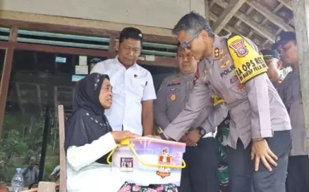 Peduli Korban Tanah Longsor di Pule, Kapolres Trenggalek Serahkan Bantuan Sosial