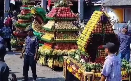 Tradisi Sedekah Bumi, Warga Tambakrejo Gresik Dimeriahkan Arak Tumpeng Raksasa Hingga Sholawatan