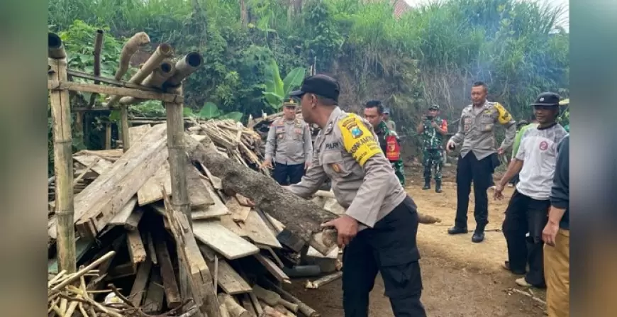 Diterjang Hujan Deras, Dapur Warga Desa Botoputih Trenggalek Roboh