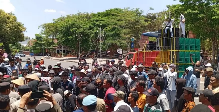 Warga Munjungan Gelar Aksi Damai, Desak Pemkab Trenggalek Tangani Limbah Tambak Udang