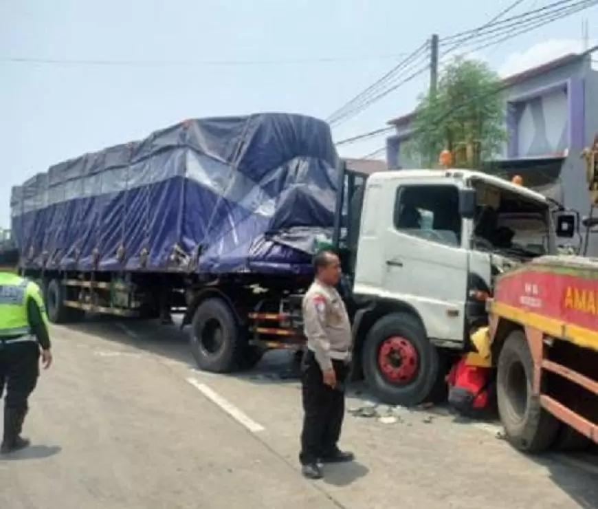 Tragis,  Mobil Satu Keluarga Tabrakan Dengan 2 Truk, Seorang Balita Meninggal Dunia 