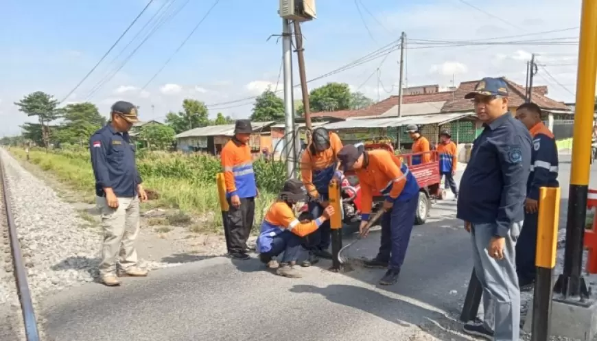 Patok Penghalang Mobil di Perlintasan KA Plosokandang dilepas, Ini Alasannya