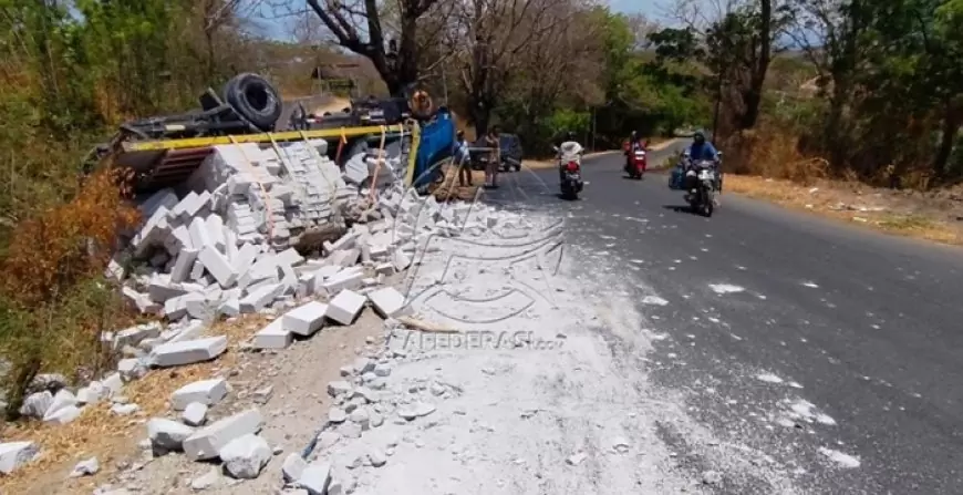 Rem Blong, Truk Bermuatan Batu Bata Terguling di Situbondo