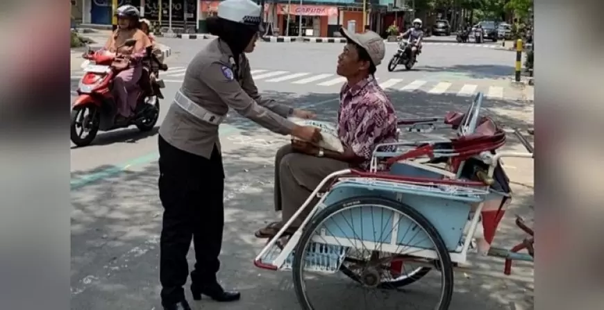 Satlantas Polres Trenggalek Selipkan Kegiatan Sosial di Tengah Operasi Zebra 2024, Bagikan Bantuan Sembako