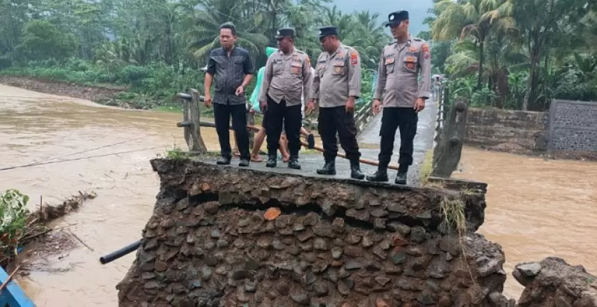 Jembatan Desa Tawing Trenggalek Putus Diterjang Banjir, Akses ke Gunung Kembar Terputus Total