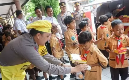Polres Tulungagung Bagi Makanan Bergizi untuk Siswa SD, Dukung Program Presiden dan UMKM Lokal