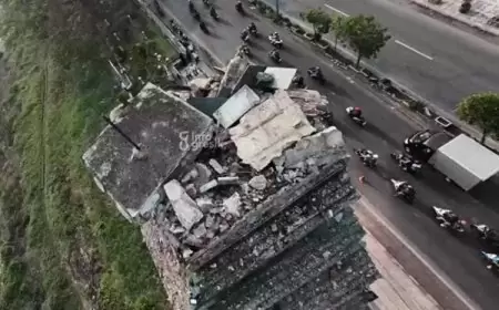Disambar Petir, Bangunan Atas Gapura Naga Giri Runtuh Berserakan