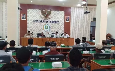 Geruduk DPRD Trenggalek, Warga Tuntut Perbaikan Jalan Plumpit yang Rusak Parah