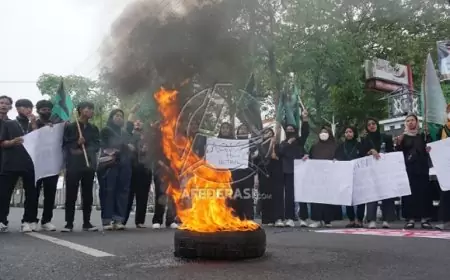 Aksi Bakar Ban Warnai Demo HMI di Depan Pemkab Tulungagung, Tuntut Netralitas ASN Jelang Pilkada