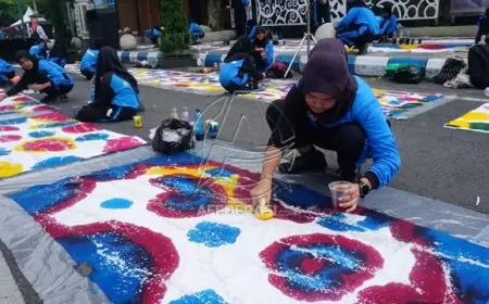 Semarak Hari Jadi Tulungagung, Ribuan Siswa SMPN 1 Kedungwaru Membatik Ciprat di Alun - Alun