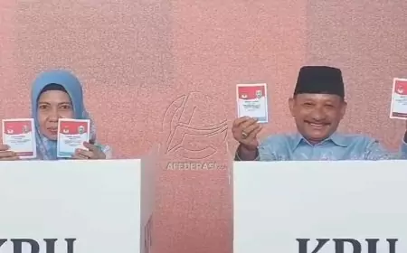 Calon Bupati Situbondo Karna Suswandi Salurkan Hak Pilih, Ajak Warga Antusias Gunakan Suara