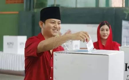 Pulang dari Jakarta, Novita Hardini Dampingi Bupati Arifin di TPS Surodakan