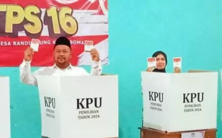 Diiringi Lantunan Sholawat dan Musik Hadrah, Cabup Gresik Gus Yani Mencoblos di TPS 16
