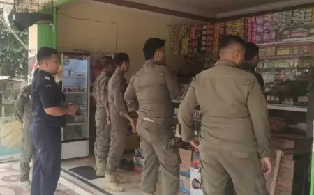 Berantas Rokok Ilegal di Bondowoso, Bea Cukai dan Satpol PP Tempel Stiker di Toko-toko