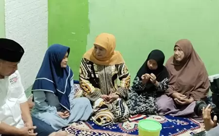 Calon Gubernur Jatim Khofifah Indar Parawansa Datangi Kediaman Almarhum Saksinya di TPS